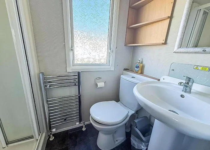 Lovely 8 Berth Caravan Nearby Scratby Beach In Norfolk Ref 50021F