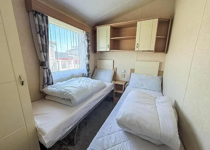 Lovely 8 Berth Caravan Nearby Scratby Beach In Norfolk Ref 50021F