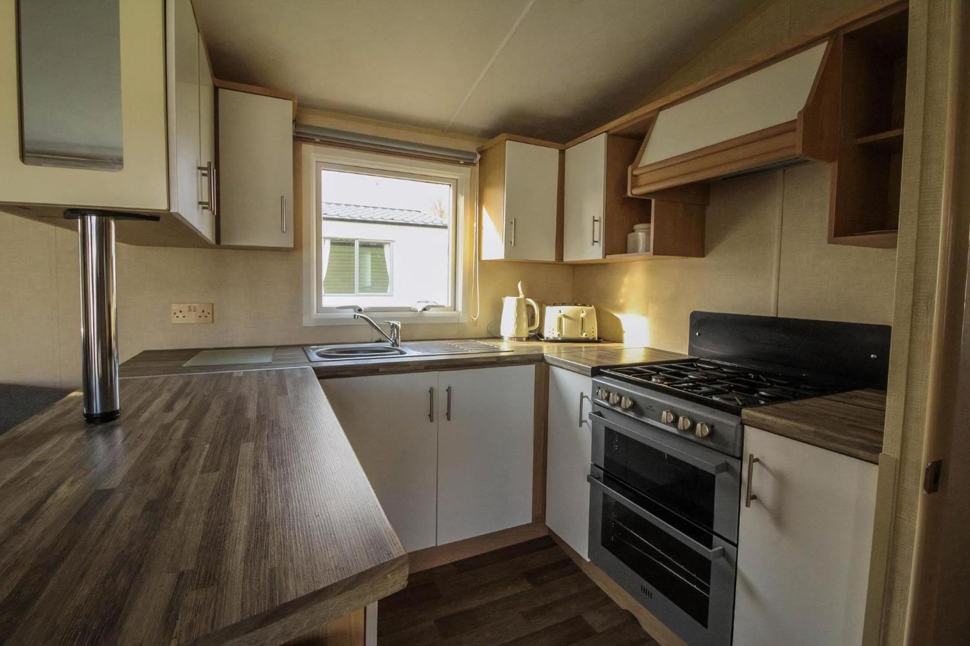 Lovely 8 Berth Caravan Nearby Scratby In Norfolk Ref 50021f Campsite *