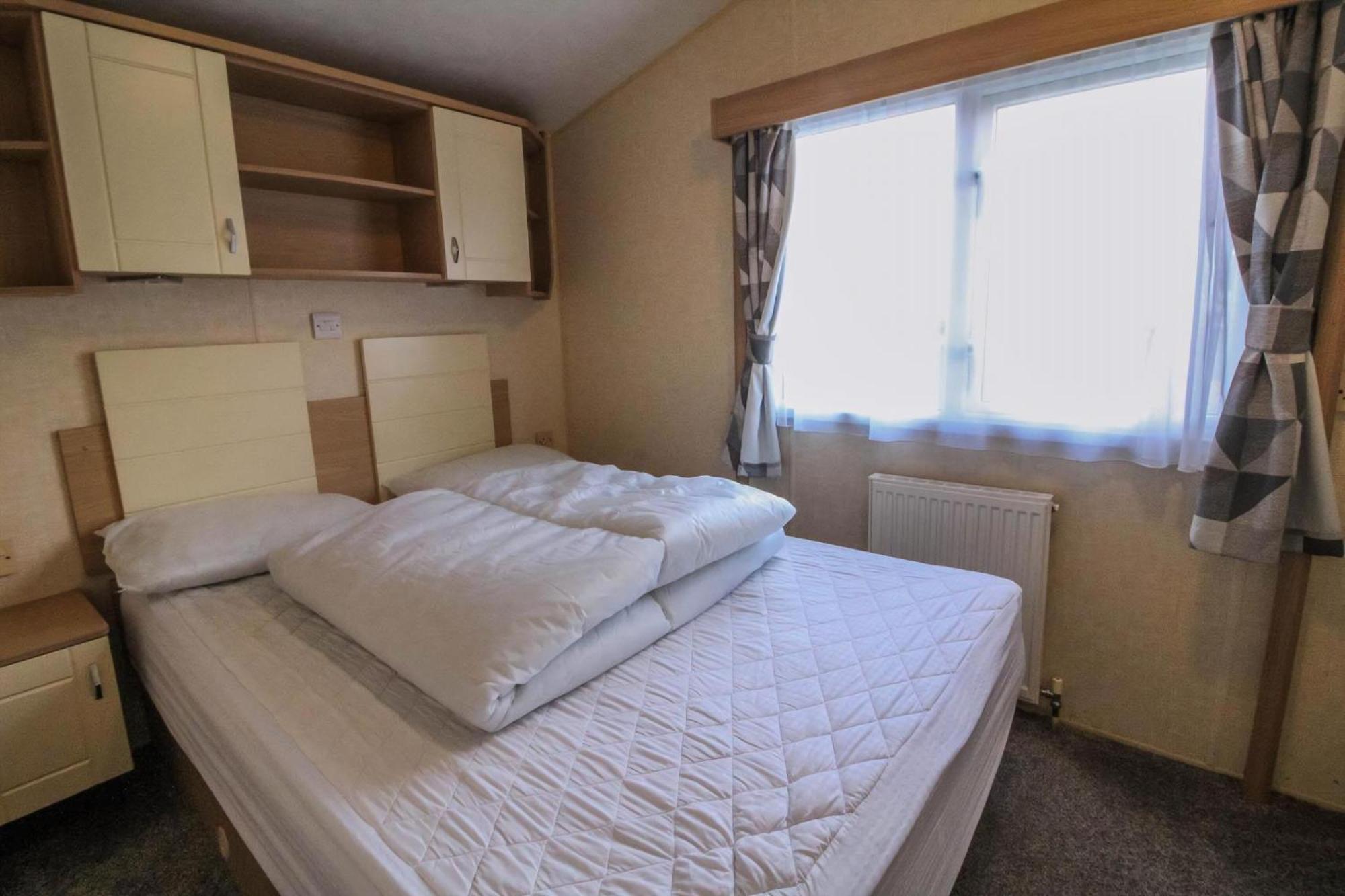 Lovely 8 Berth Caravan Nearby Scratby In Norfolk Ref 50021f Campsite *