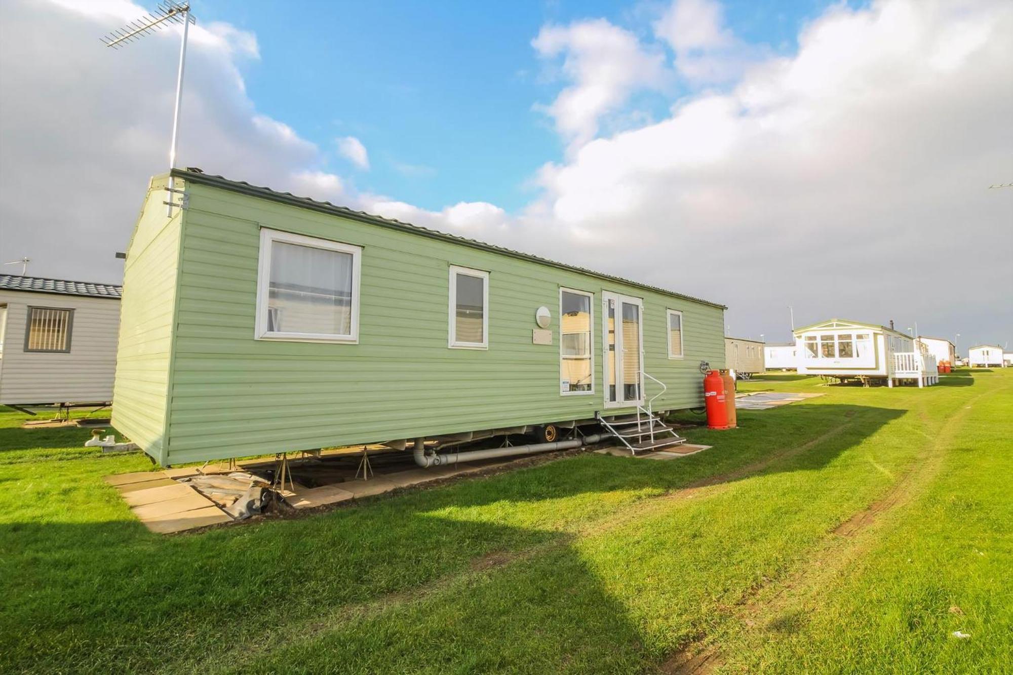 Lovely 8 Berth Caravan Nearby Scratby In Norfolk Ref 50021f Campsite Great Yarmouth
