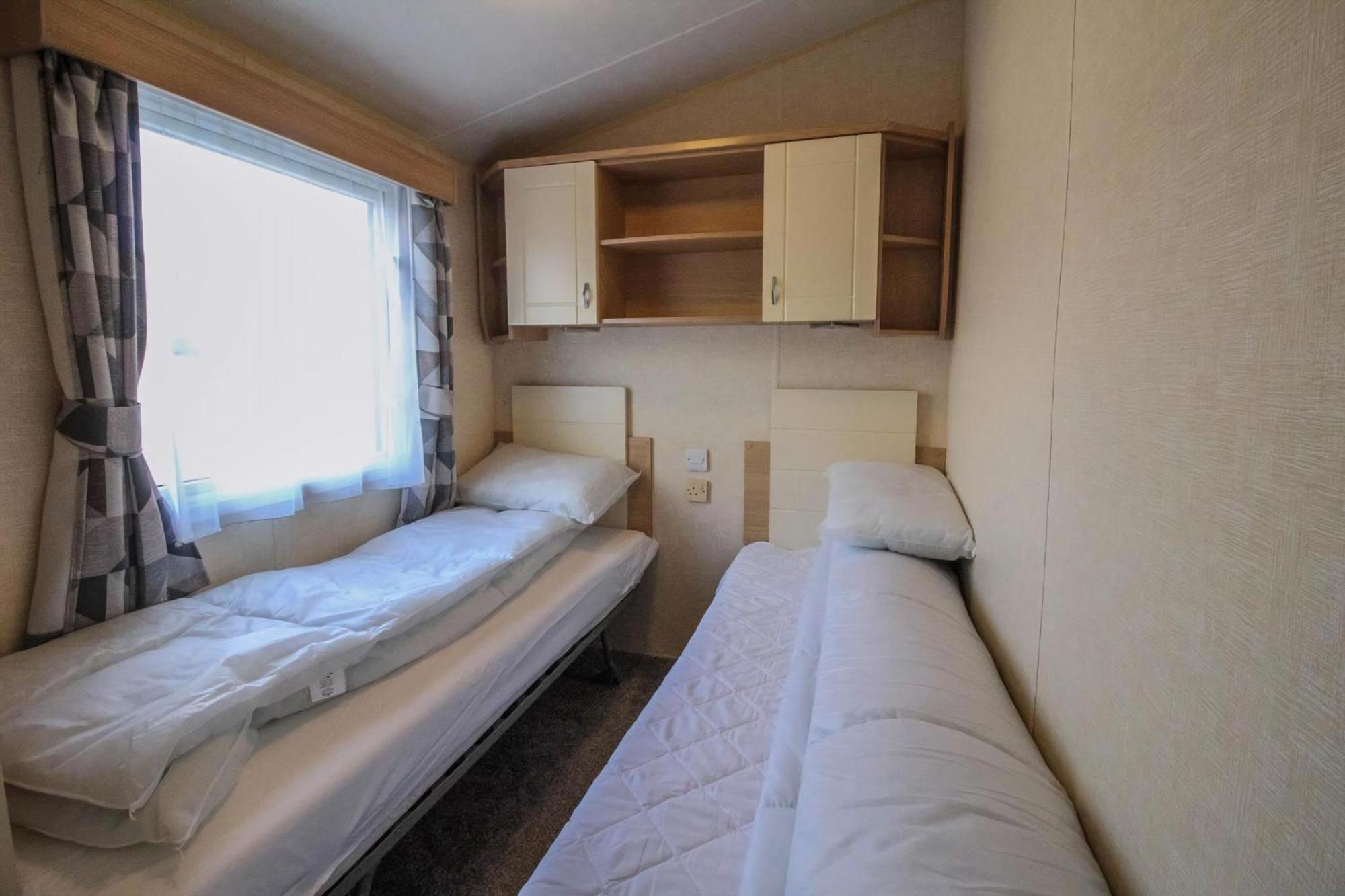 Lovely 8 Berth Caravan Nearby Scratby In Norfolk Ref 50021f *