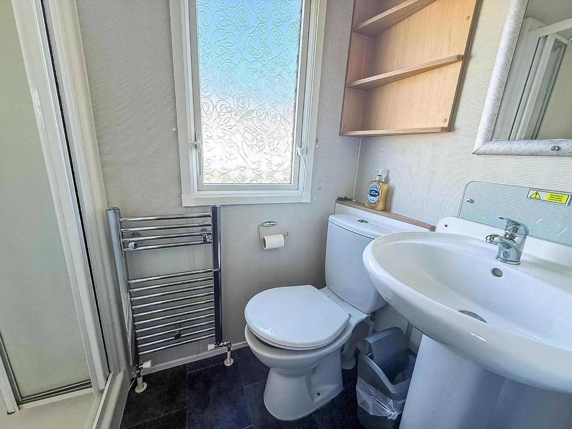 Lovely 8 Berth Caravan Nearby Scratby In Norfolk Ref 50021f Campsite