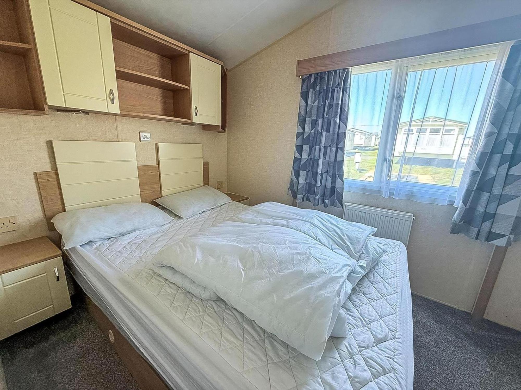 Lovely 8 Berth Caravan Nearby Scratby In Norfolk Ref 50021f Campsite