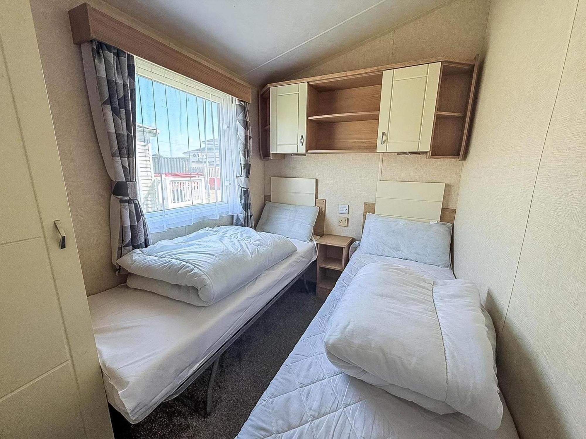 Lovely 8 Berth Caravan Nearby Scratby In Norfolk Ref 50021f Campeggio *