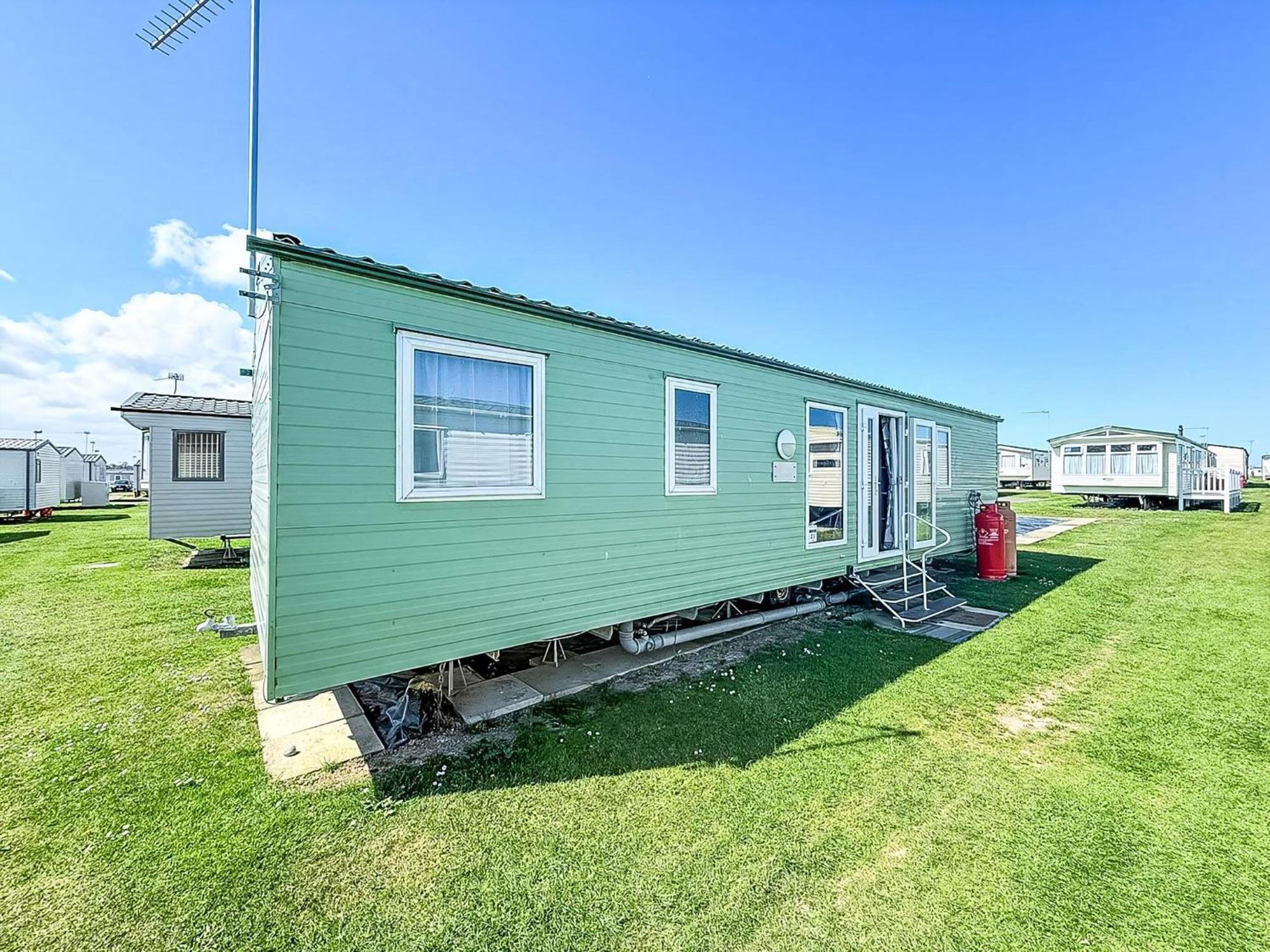 Lovely 8 Berth Caravan Nearby Scratby In Norfolk Ref 50021f Campsite Great Yarmouth